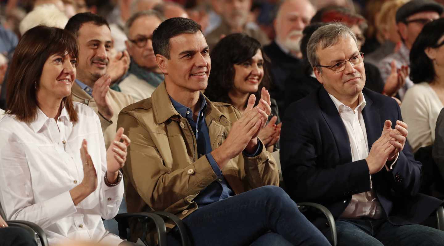 El presidente del Gobierno y secretario general del PSOE, Pedro Sánchez (c), junto a la secretaria general del PSE-EE, Idoia Mendia, durante la presentación de la candidatura del socialista Alfredo Retortillo (d) para el ayuntamiento vizcaíno de Barakaldo.