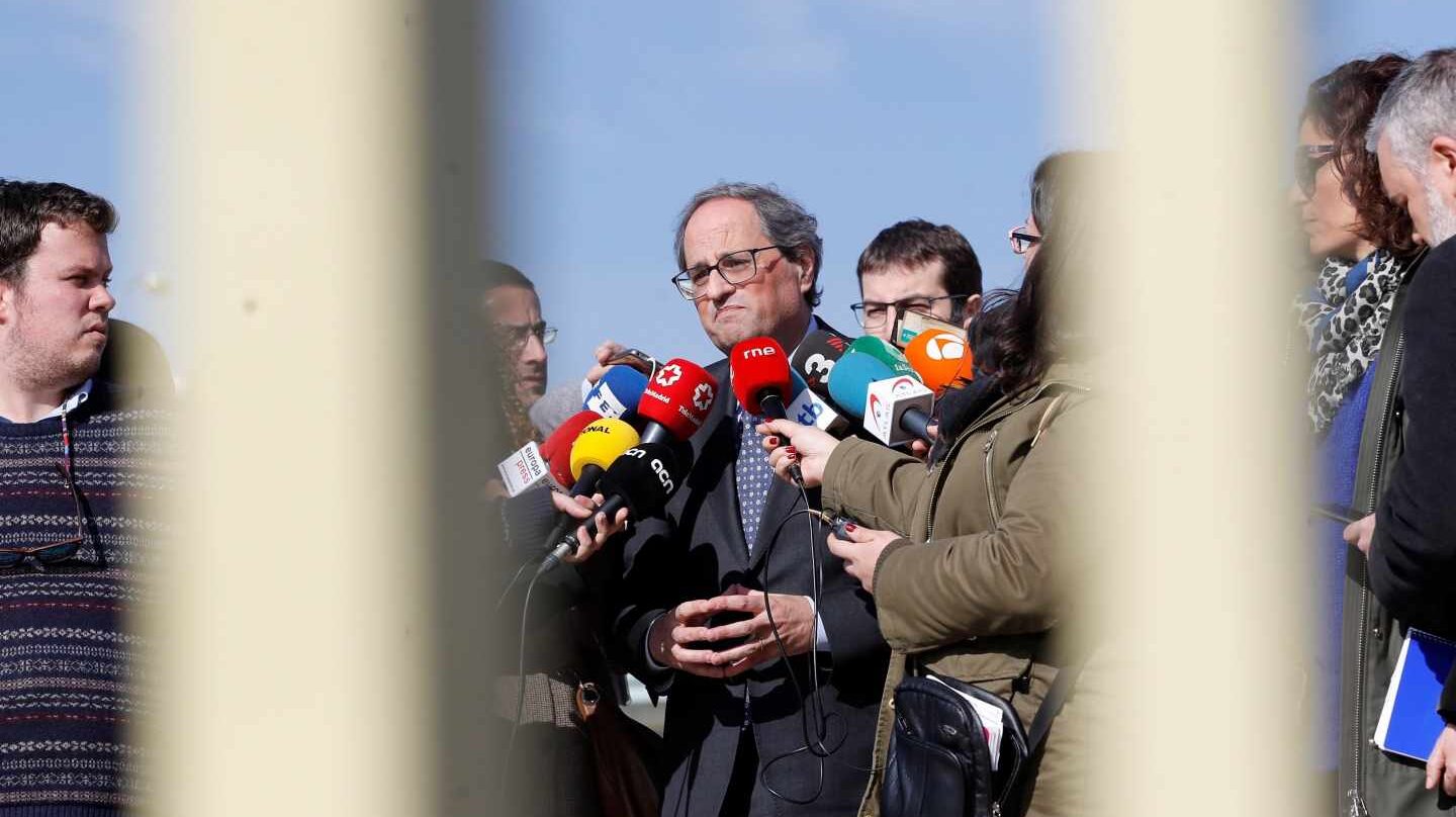 El presidente de la Generalitat, Quim Torra (c), hace declaraciones a los medios de comunicación, a la salida este sábado del centro penitenciario de Soto del Real, tras reunirse con el exvicepresidente catalán y líder de ERC, Oriol Junqueras; los exconsellers Jordi Turull, Raül Romeva, Joaquim Forn y Josep Rull; así como Jordi Sánchez y Jordi Cuixart, expresidente de la Assemblea Nacional Catalana (ANC) y presidente de Òmnium Cultural, respectivamente.