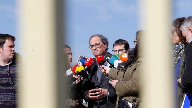 El presidente de la Generalitat, Quim Torra (c), hace declaraciones a los medios de comunicación, a la salida este sábado del centro penitenciario de Soto del Real, tras reunirse con el exvicepresidente catalán y líder de ERC, Oriol Junqueras; los exconsellers Jordi Turull, Raül Romeva, Joaquim Forn y Josep Rull; así como Jordi Sánchez y Jordi Cuixart, expresidente de la Assemblea Nacional Catalana (ANC) y presidente de Òmnium Cultural, respectivamente.