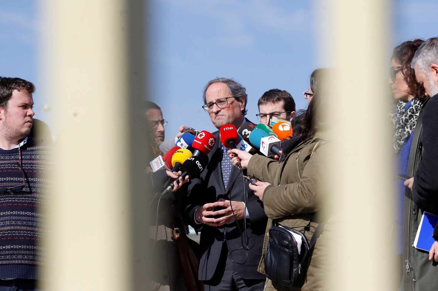 El presidente de la Generalitat, Quim Torra (c), hace declaraciones a los medios de comunicación, a la salida este sábado del centro penitenciario de Soto del Real, tras reunirse con el exvicepresidente catalán y líder de ERC, Oriol Junqueras; los exconsellers Jordi Turull, Raül Romeva, Joaquim Forn y Josep Rull; así como Jordi Sánchez y Jordi Cuixart, expresidente de la Assemblea Nacional Catalana (ANC) y presidente de Òmnium Cultural, respectivamente.