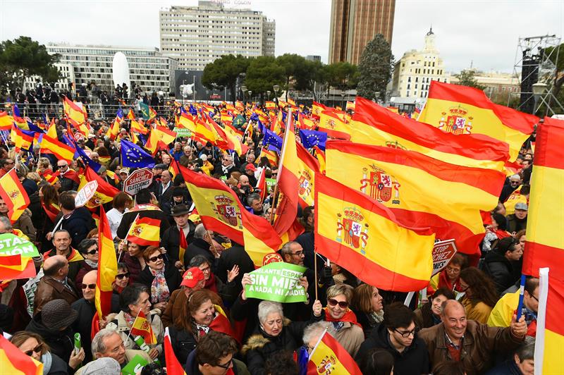Cientos de personas participan en la concentración convocada por el PP, Ciudadanos y Vox en la plaza de Colón de Madrid en protesta por el diálogo de Pedro Sánchez con los independentistas catalanes y en demanda de elecciones generales