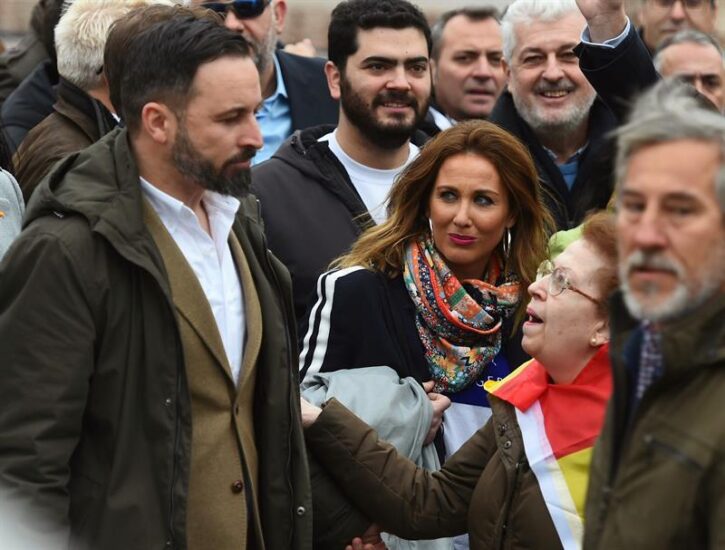 El presidente de Vox, Santiago Abascal (i), a su llegada a la concentración convocada por su partido, el PP y Ciudadanos este domingo en la plaza de Colón de Madrid, en protesta por el diálogo de Pedro Sánchez con los independentistas catalanes y en demanda de elecciones generales