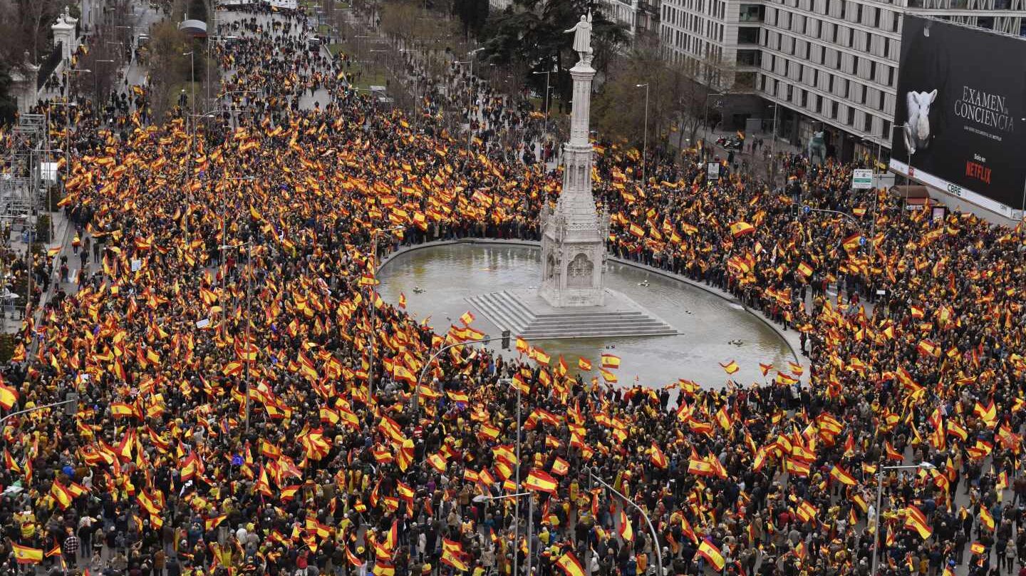 Concentración convocada por PP, Ciudadanos y VOX este domingo en la plaza de Colón de Madrid, en protesta por el diálogo de Pedro Sánchez con los independentistas catalanes.