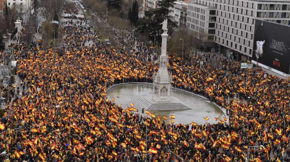 Concentración convocada por PP, Ciudadanos y VOX este domingo en la plaza de Colón de Madrid, en protesta por el diálogo de Pedro Sánchez con los independentistas catalanes.