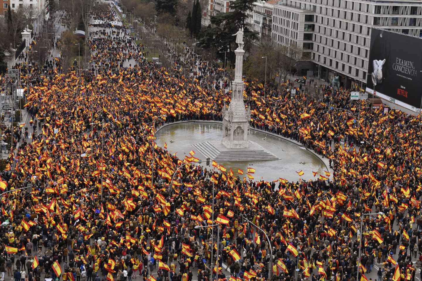 Concentración convocada por PP, Ciudadanos y VOX este domingo en la plaza de Colón de Madrid, en protesta por el diálogo de Pedro Sánchez con los independentistas catalanes.