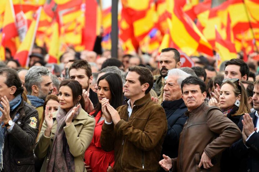 El líder de Ciudadanos, Albert Rivera (4d), junto al escritor Mario Vargas Llosa (3d), el candidato a la alcaldía de Barcelona, Manuel Valls (2d), y la portavoz de Ciudadanos en el Ayuntamiento de Madrid, Begoña Villacís (5d), durante la concentración convocada por PP, Ciudadanos y VOX este domingo en la plaza de Colón de Madrid, en protesta por el diálogo de Pedro Sánchez con los independentistas catalanes y en demanda de elecciones generales