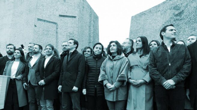 abascal casado rivera colón Santiago Abascal, Pablo Casado y Albert Rivera, entre otros, en la manifestación en la plaza de Colón de Madrid contra Pedro Sánchez.