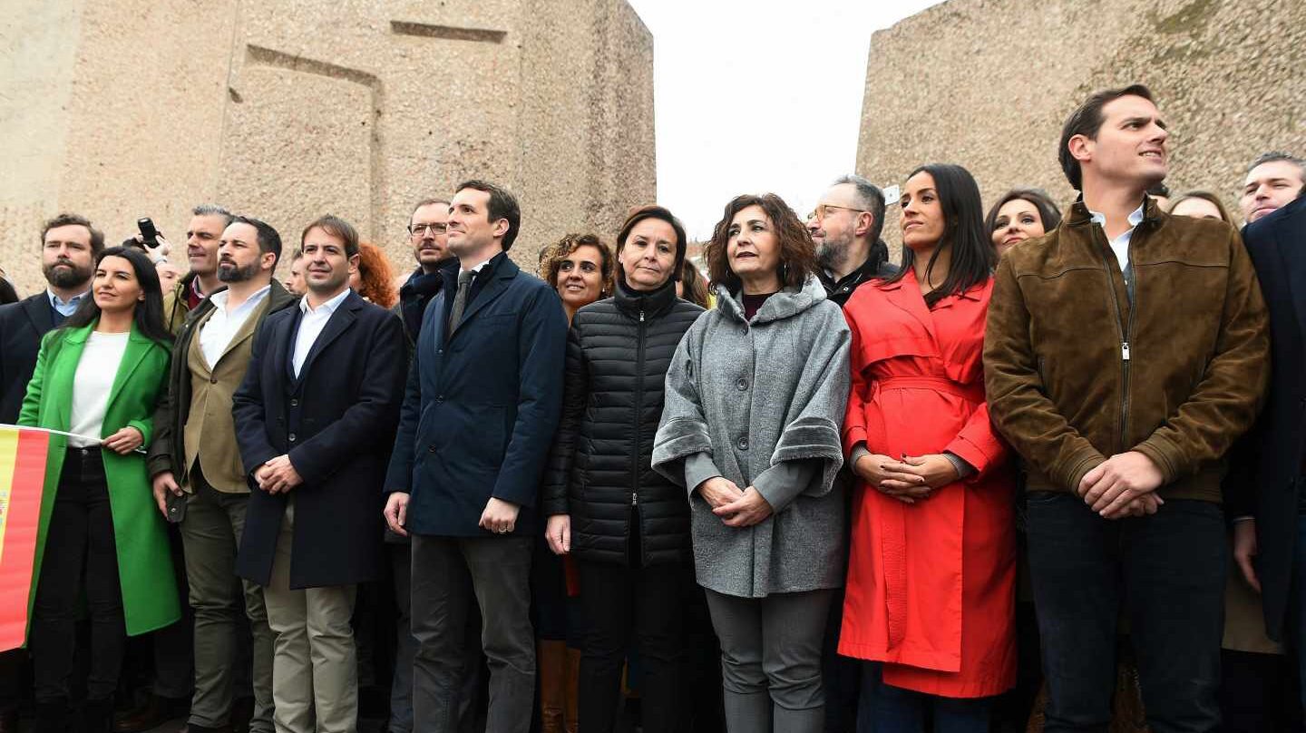 El presidente de VOX, Santiago Abascal (2i), el líder del PP, Pablo Casado (4i), y el líder de Ciudadanos, Albert Rivera (d), han posado junto a otras personalidades asistentes a la concentración convocada por su partido, Ciudadanos y el PP este domingo en la plaza de Colón de Madrid, en protesta por el diálogo de Pedro Sánchez con los independentistas catalanes y en demanda de elecciones generales.