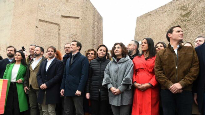 Casado, Rivera y Abascal, en la misma foto al final de la concentración