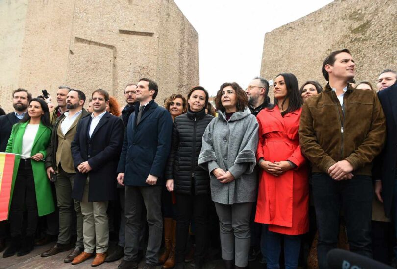 El presidente de VOX, Santiago Abascal (2i), el líder del PP, Pablo Casado (4i), y el líder de Ciudadanos, Albert Rivera (d), han posado junto a otras personalidades asistentes a la concentración convocada por su partido, Ciudadanos y el PP este domingo en la plaza de Colón de Madrid, en protesta por el diálogo de Pedro Sánchez con los independentistas catalanes y en demanda de elecciones generales.