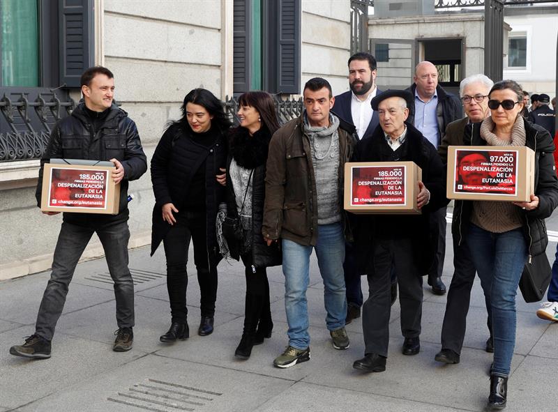 Familiares de Maribel Tellaetxe y Luis de Marcos se disponene a entregar las firmas para despenalizar el eutanasia.