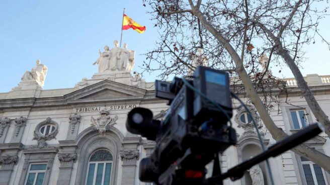 Juicio al procés: una cámara frente a la entrada del Tribunal Supremo.