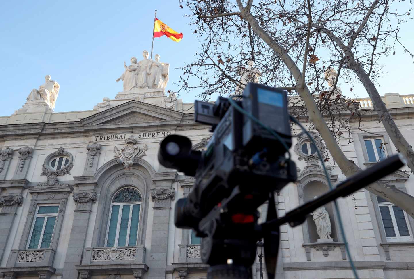 Juicio al procés: una cámara frente a la entrada del Tribunal Supremo.