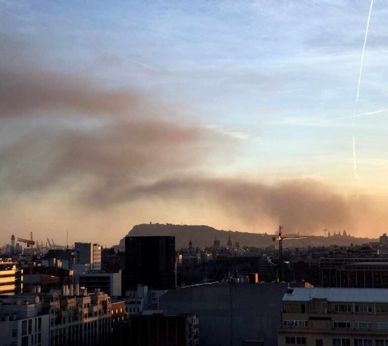 Un incendio afecta al museo de Seat de la Zona Franca de Barcelona