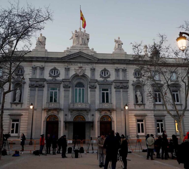Expulsan del juicio al procés a un concejal de la CUP por llevar una camiseta de los presos