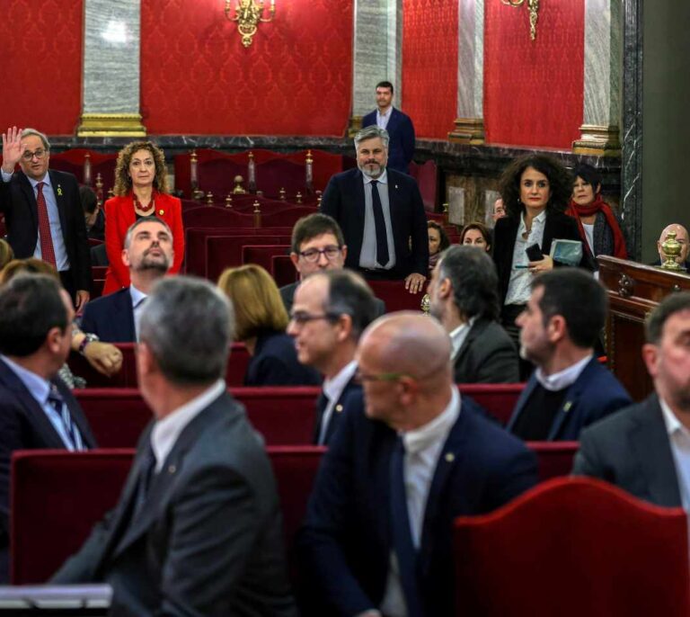 Junqueras evidencia la tensión con Torra: no lo mira ni saluda a su entrada a la sala