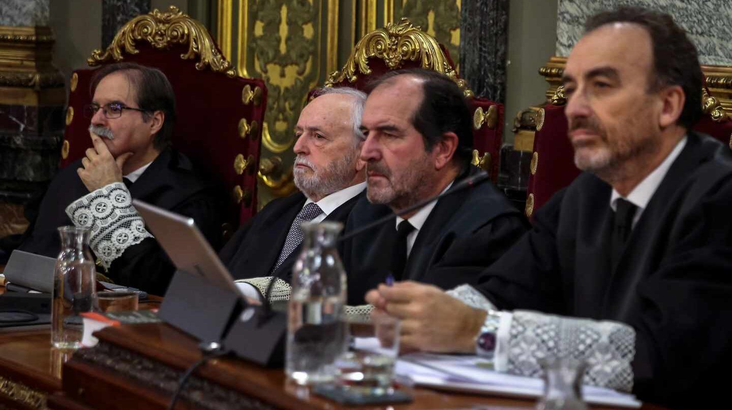 De dcha. a izqda., el presidente del tribunal, Manuel Marchena, junto a los magistrados Andrés Palomo, Luciano Varela y Andrés Martínez Arrieta.