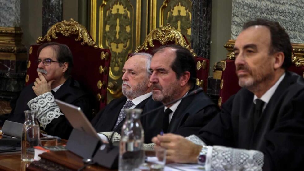 De dcha. a izqda., el presidente del tribunal, Manuel Marchena, junto a los magistrados Andrés Palomo, Luciano Varela y Andrés Martínez Arrieta.