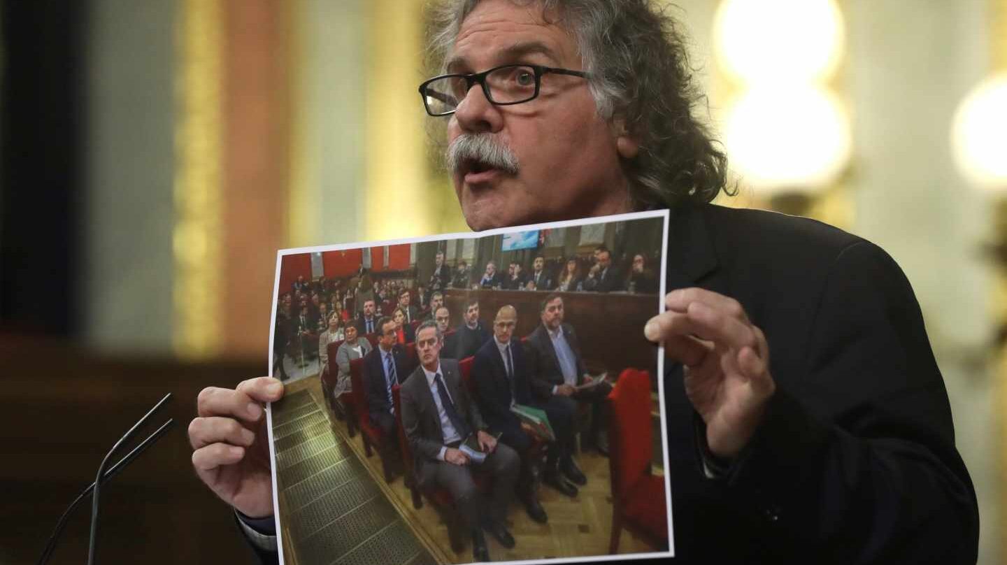 Joan Tardá enseña en el Congreso una fotografía de los acusados del procés.