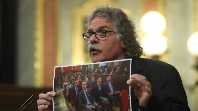 Joan Tardá enseña en el Congreso una fotografía de los acusados del procés.