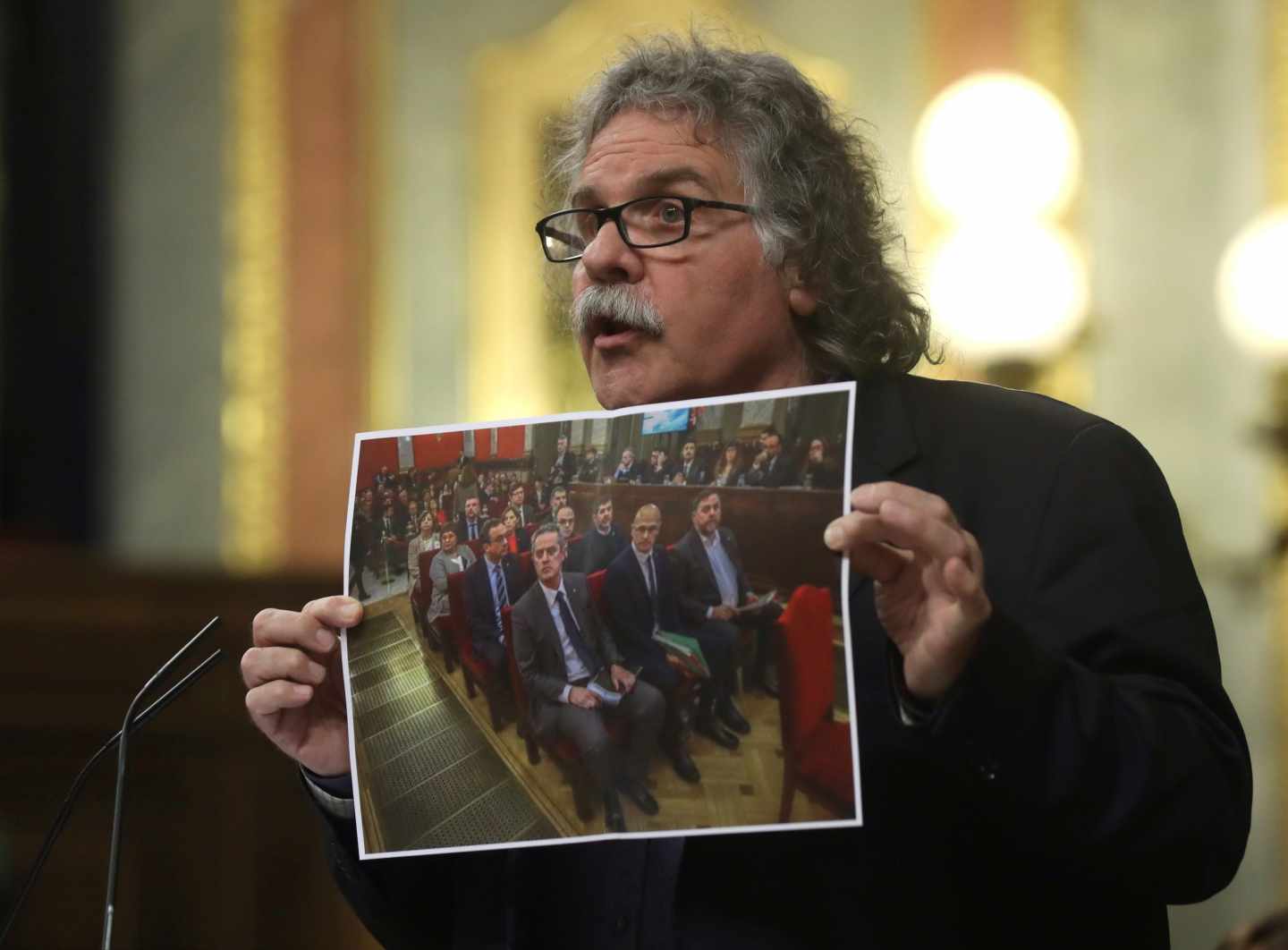 Joan Tardá enseña en el Congreso una fotografía de los acusados del procés.