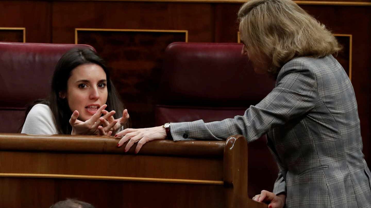 Irene Montero charla con Nadia Calviño.
