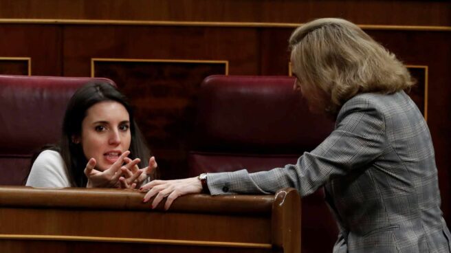 Irene Montero charla con Nadia Calviño.