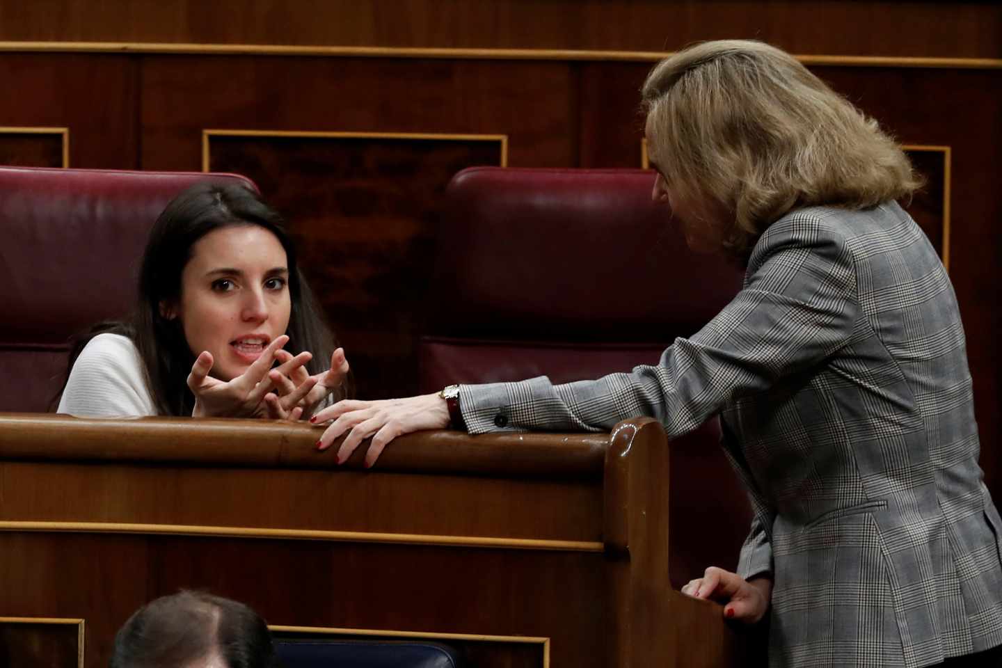 Irene Montero charla con Nadia Calviño.