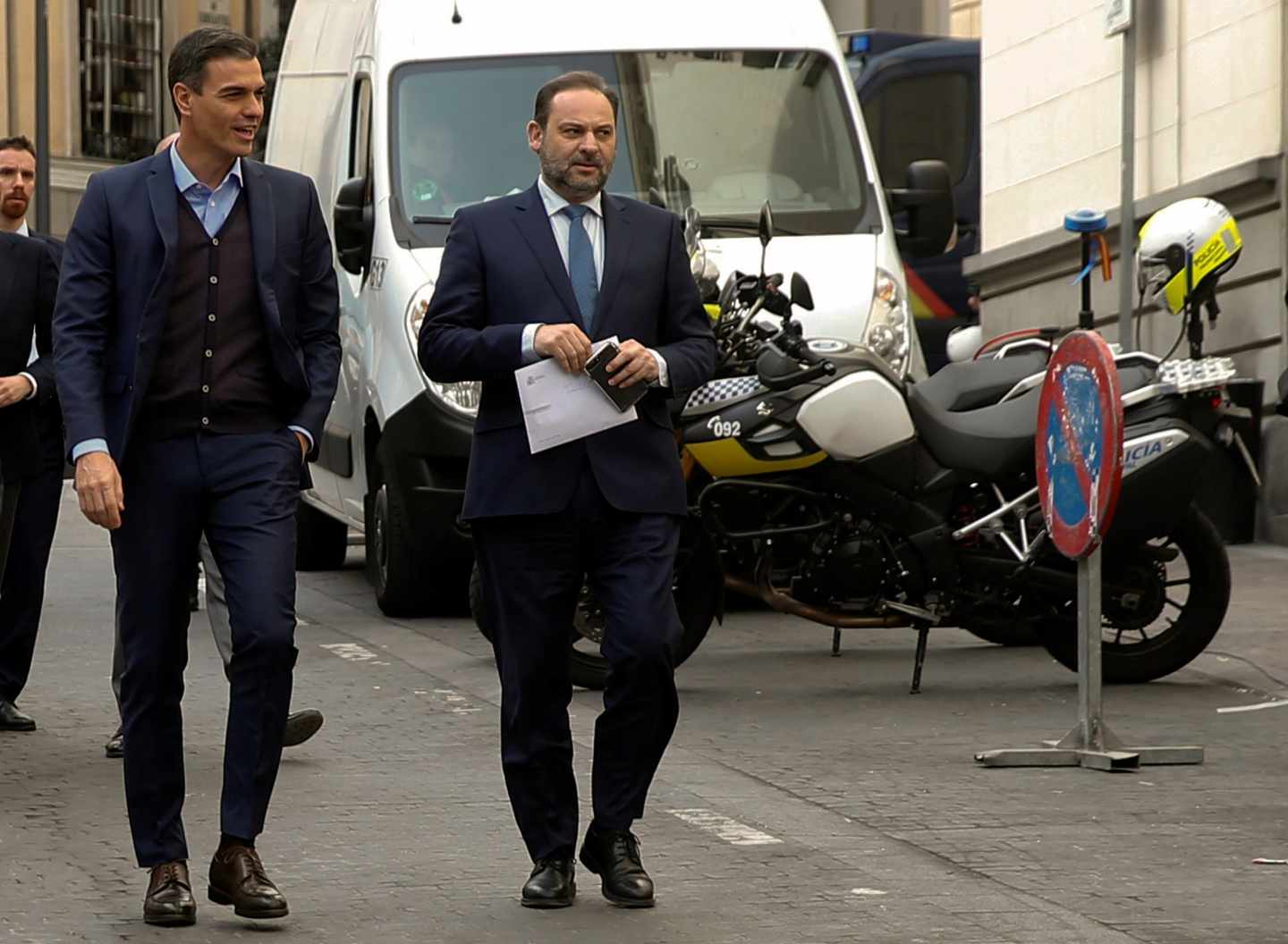 El PSOE vira al centro y reprocha a Rivera que prefiera pactar con el PP y Vox