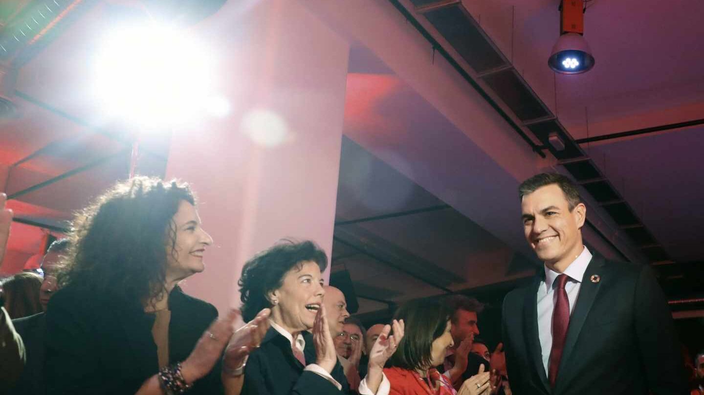 Pedro Sánchez, aplaudido por sus ministras.