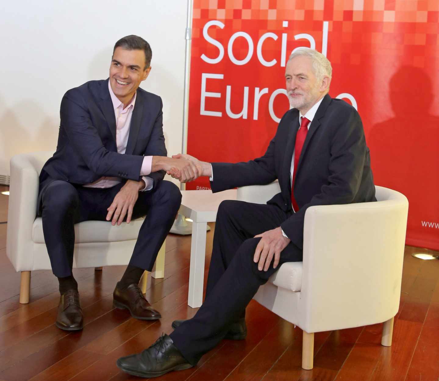 Pedro Sánchez y Jeremy Corbyn se saludan en Madrid.
