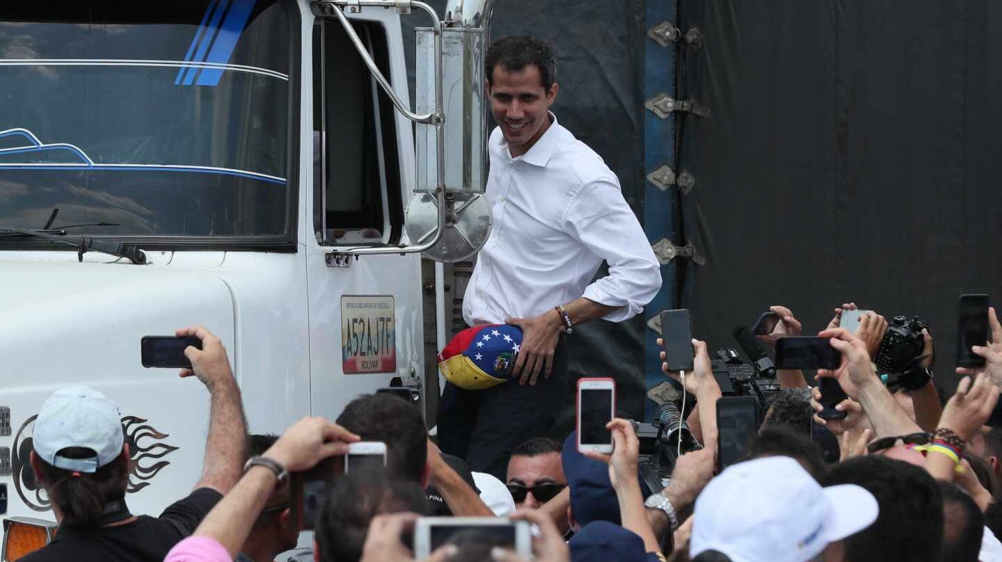 Juan Guaidó se sube a un camión en Cúcuta (Colombia).