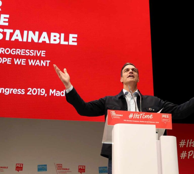 El PSOE, que ganaría las elecciones, y Vox crecen en la encuesta de 'El Mundo'
