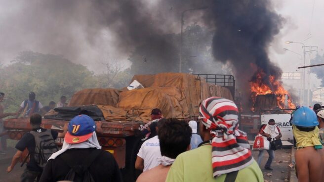 Quema de camiones con ayuda a Venezuela en Ureña.