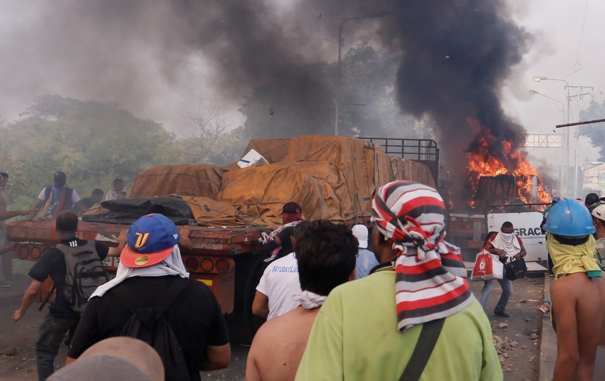 Quema de camiones con ayuda a Venezuela en Ureña.