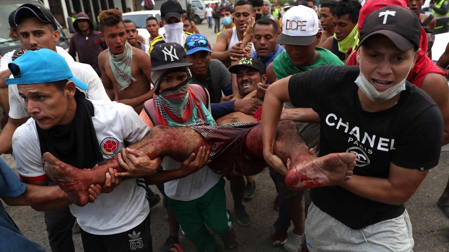 Un herido es socorrido en Cúcuta.