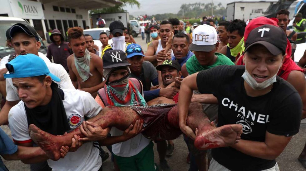 Un herido es socorrido en Cúcuta.