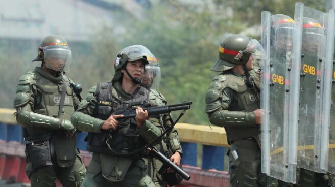 El Ejército venezolano monta guardia en la frontera de Cúcuta.