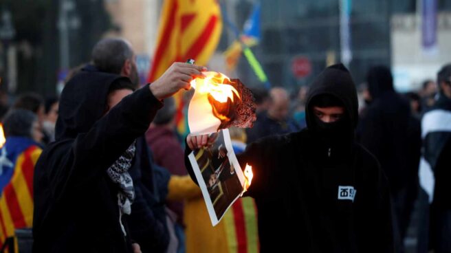 Los CDR queman una foto del Rey en Barcelona.