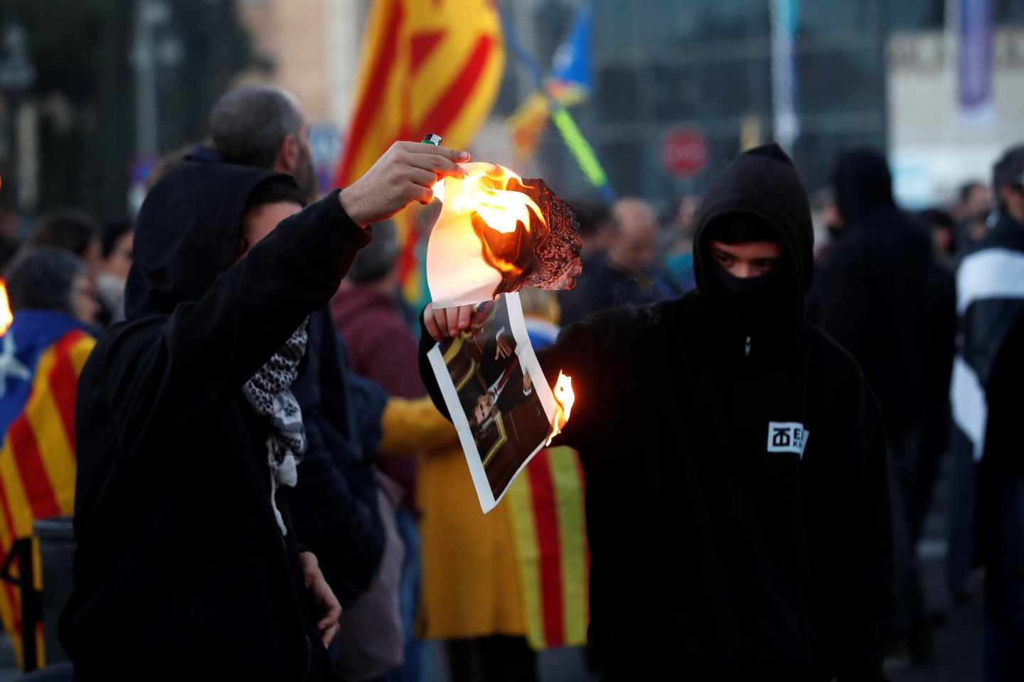 Los CDR queman una foto del Rey en Barcelona.