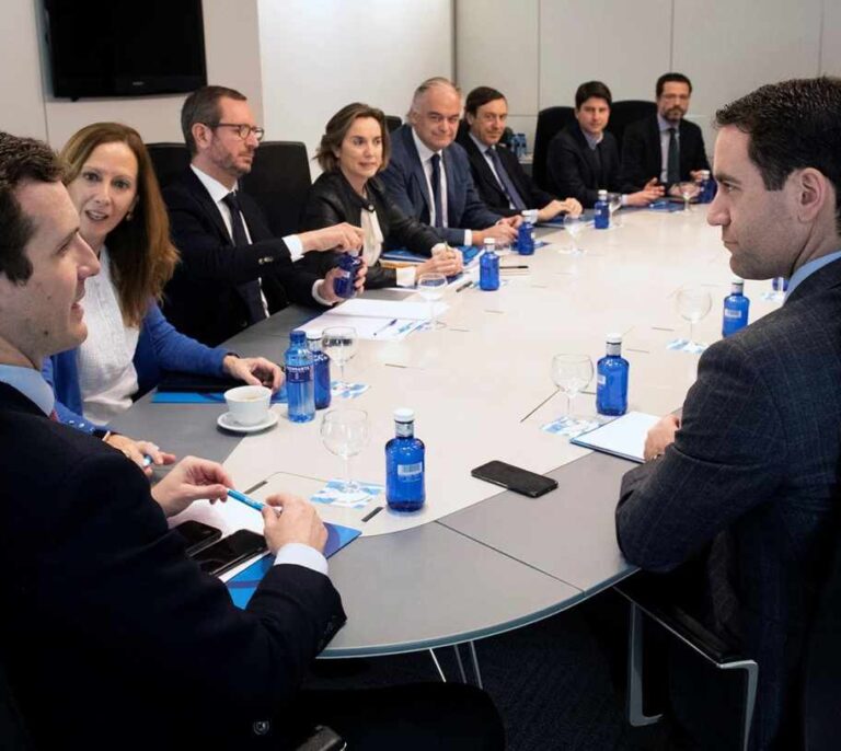 Casado maneja sondeos externos que le dan ente 105 y 110 escaños, empatado con Sánchez