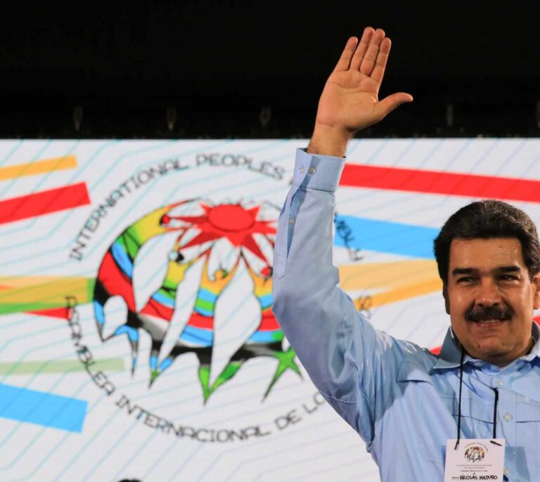 Maduro bromea con presentarse a las elecciones de España