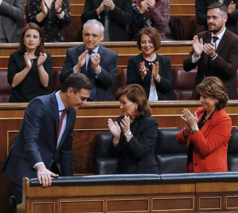 Sánchez fuerza la actividad de las Cortes ya disueltas en plena campaña con sus decretos