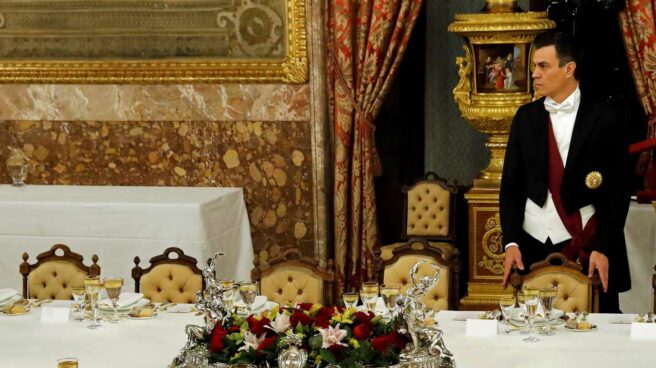 Pedro Sánchez, en el Palacio Real antes de la cena de gala con el presidente de Perú, Martín Vizcarra.
