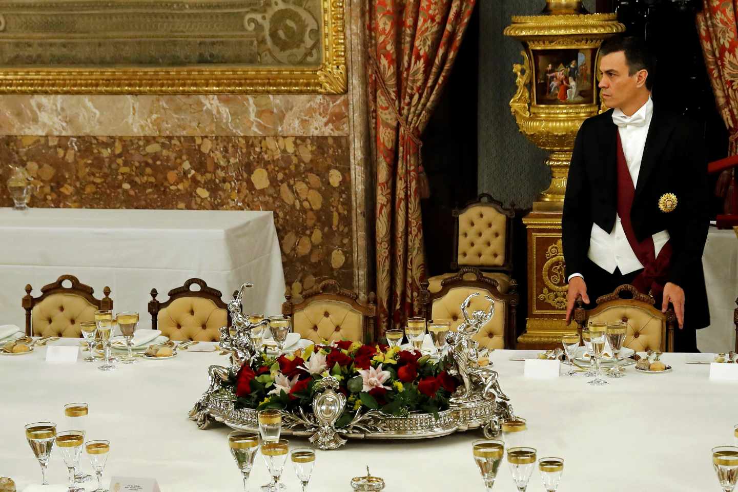 Pedro Sánchez, en el Palacio Real antes de la cena de gala con el presidente de Perú, Martín Vizcarra.