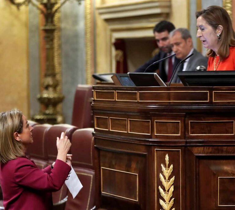 Ovación a Ana Pastor tras cerrar la legislatura llamando a sosegar el clima político