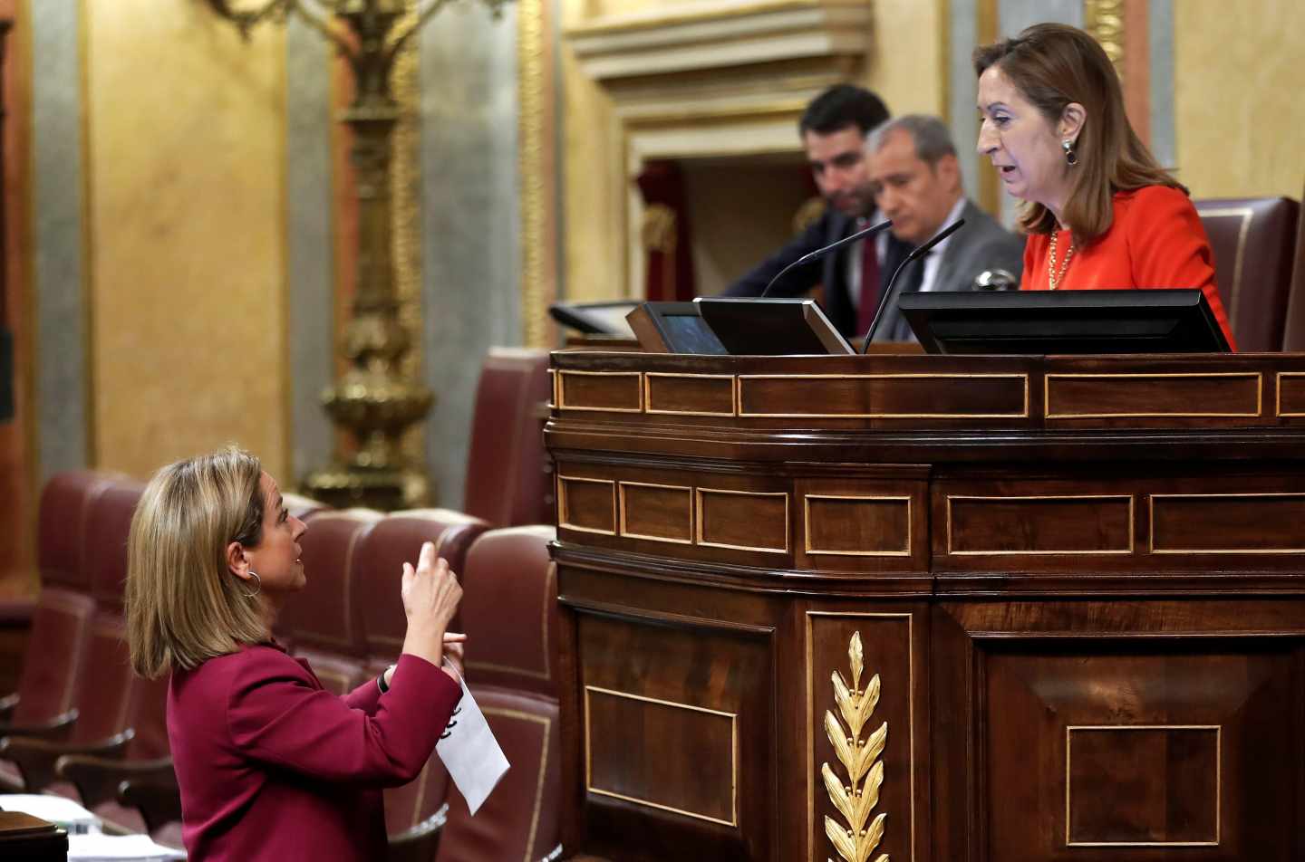 Ovación a Ana Pastor tras cerrar la legislatura llamando a sosegar el clima político