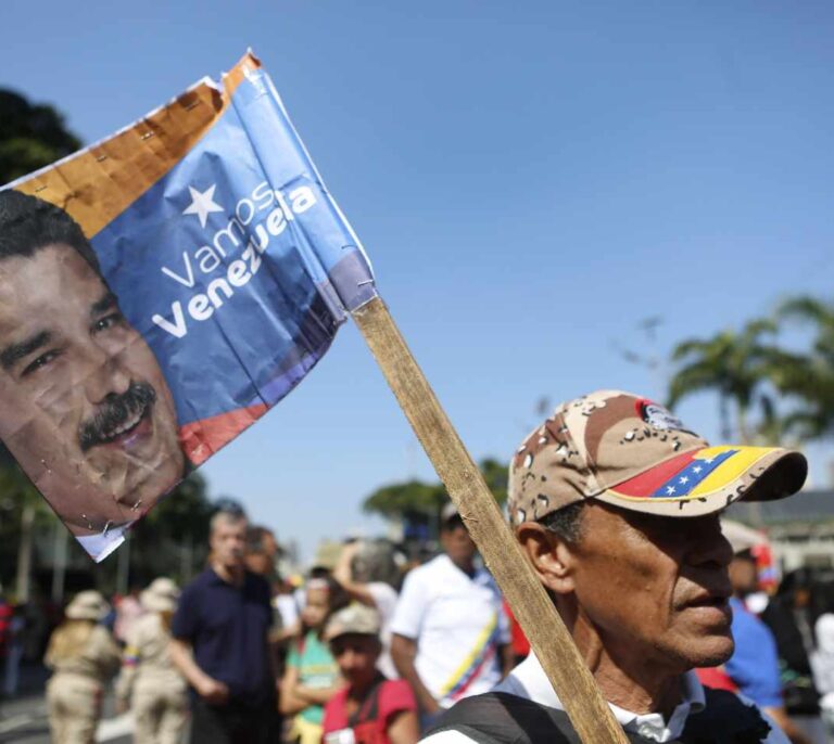 Maduro adelanta legislativas y avisa: "Si quieres paz, prepárate para defenderla"