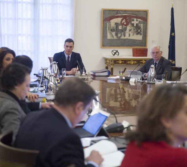 La Junta Electoral urge a Torra a quitar los lazos amarillos y avala los 'viernes sociales'