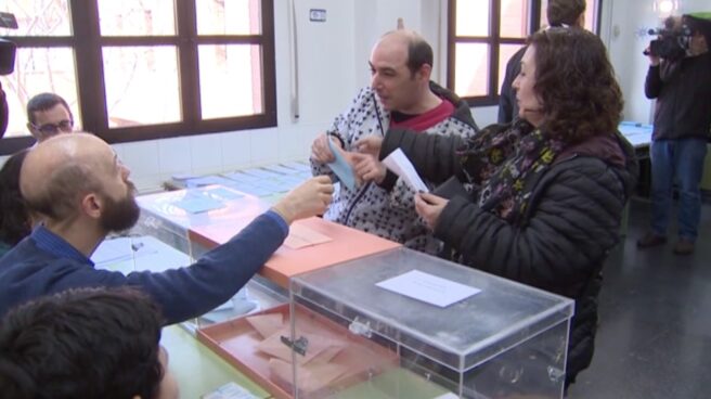 Más de 300 de personas participan en un simulacro de elecciones en Madrid